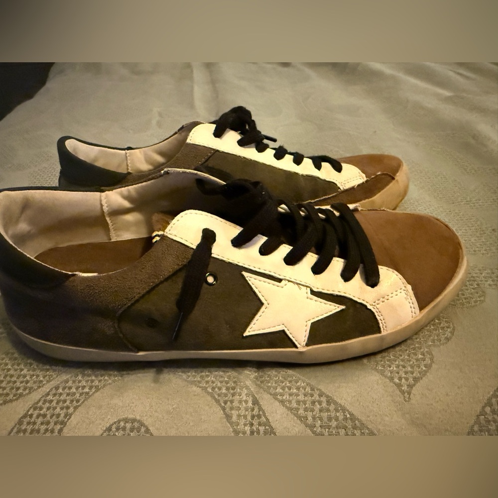 Women’s tennis shoes